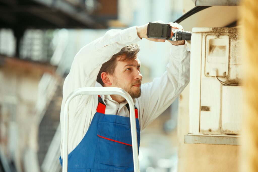 hvac-technician-working-capacitor-part-condensing-unit (1) (2)